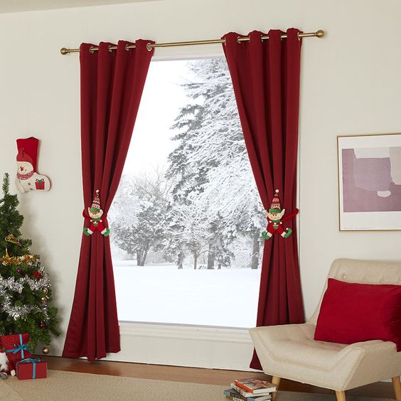 Holiday Curtain Decor: Ideas for Christmas